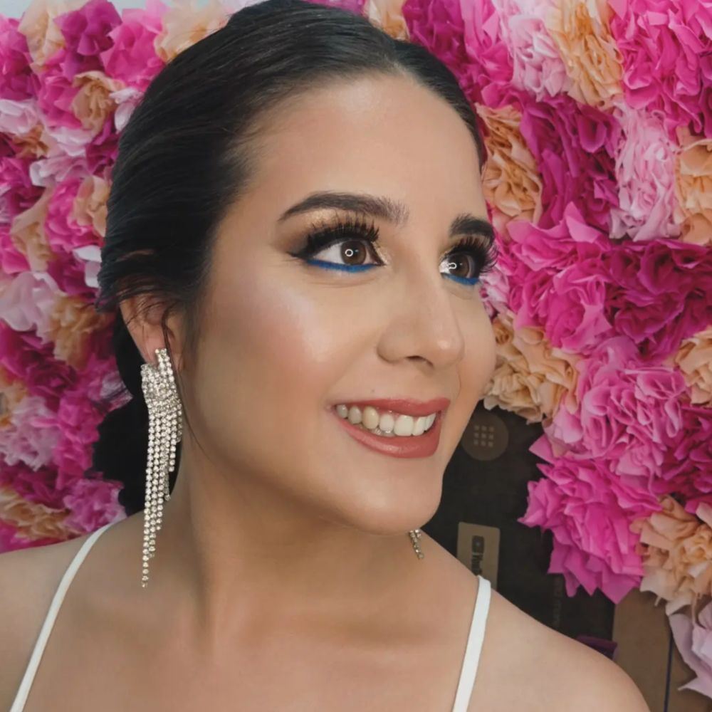 Maquillaje social con delineado azul hecho en Pris Beauty, Corrientes