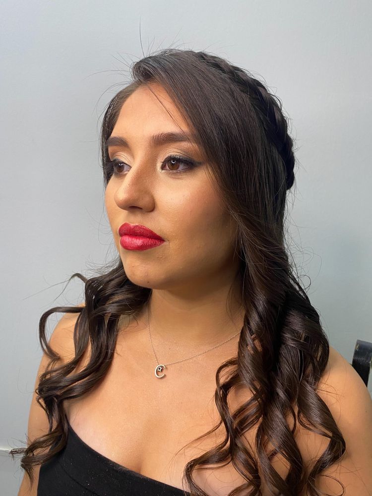 Maquillaje con labios rojos y ondas
