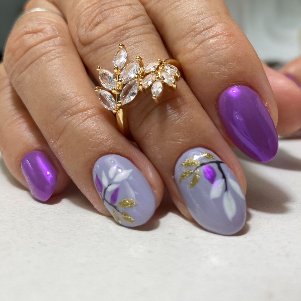 Uñas lila con hojas pintadas a mano