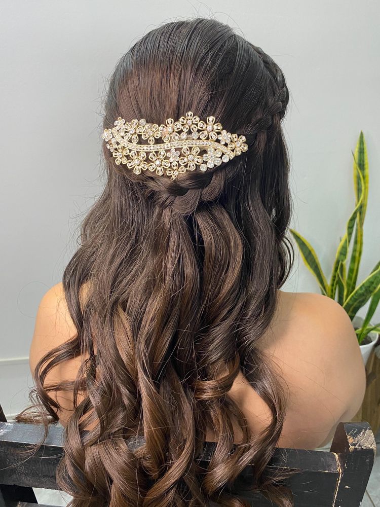 Peinado semirecogido con trenza y tocado dorado