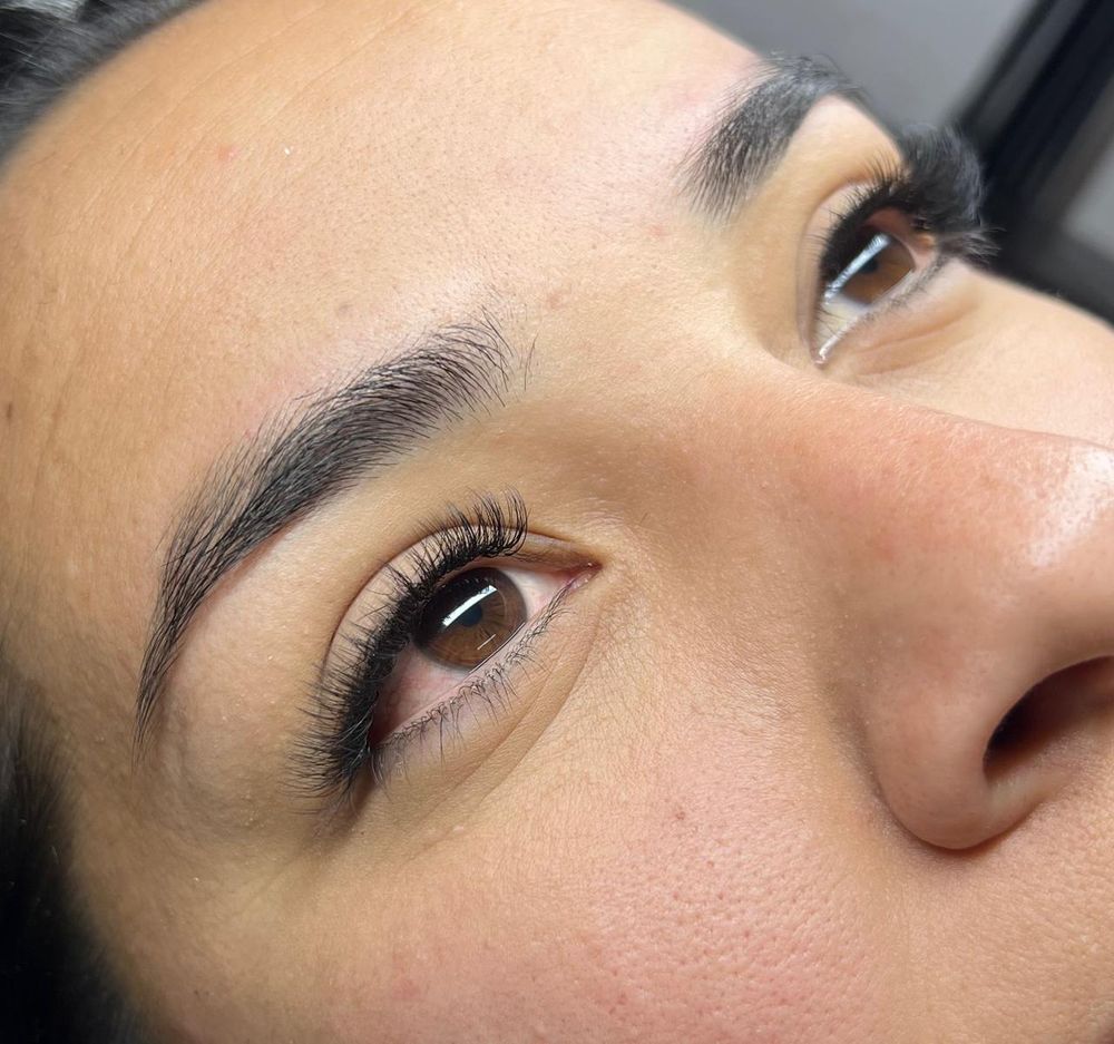 Extensiones de pestañas y cejas perfiladas