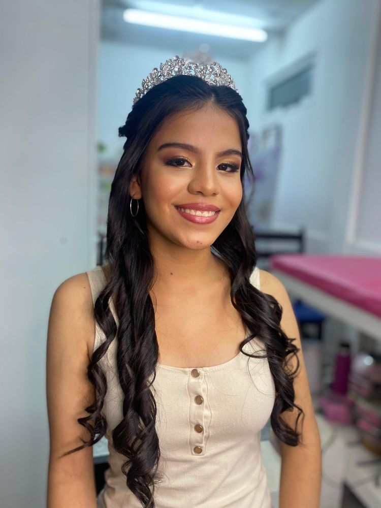 Maquillaje y peinado de quinceañera con tiara