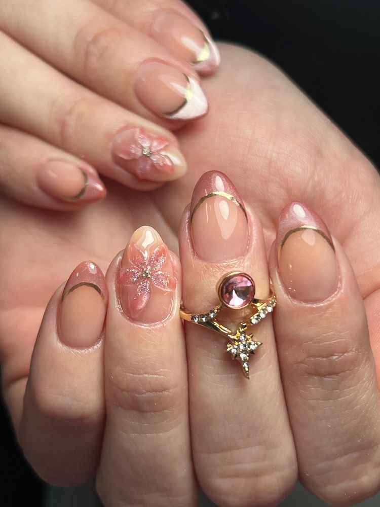 Uñas nude con francesita dorada y flor en relieve