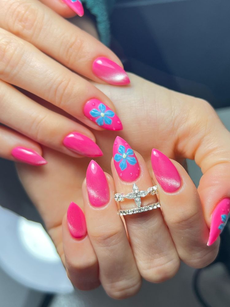 Uñas fucsia con flor celeste pintada a mano